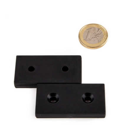 Μαγνήτης Παραλληλεπίπεδος 51x25x8mm Φρεζάτη Οπή με Μαύρο Πλαστικό Περίβλημα Δύναμη Έλξης 16kg Νεοδυμίου